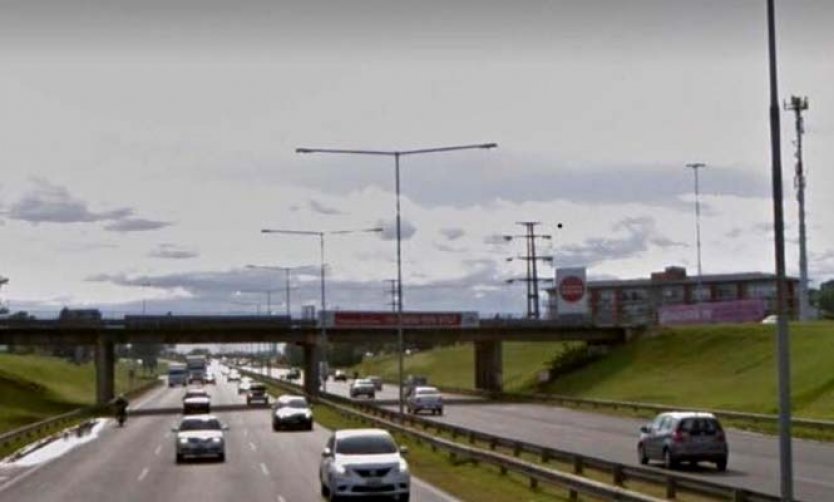 Siniestro vial en la Panamericana: Detuvo su auto en el carril rápido y fue atropellado