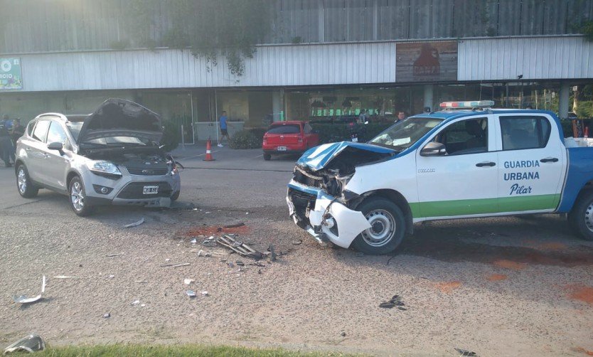 Patrullero perseguía a delincuentes pero terminó chocando contra un auto particular