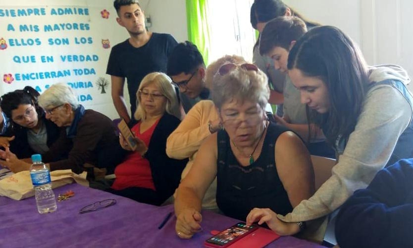Un taller de inclusión digital para adultos mayores recorre el distrito