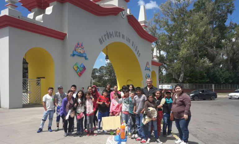 Matrimonio pilarense apadrina a escuela rural y trajeron a los chicos de viaje de egresados