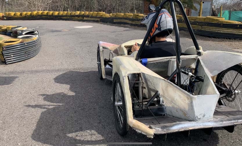 Cines Múltiplex exhibe el auto eléctrico desarrollado por estudiantes de Pilar