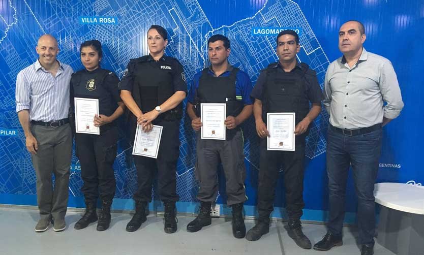 Reconocieron a los agentes que salvaron a una nena de 3 años que casi muere al caer en una pileta