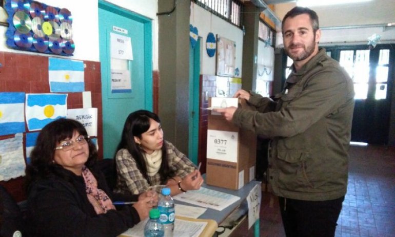 Federico Achával votó en la Escuela 25 de Los Cachorros: "Estamos convencidos que vamos por el buen camino"