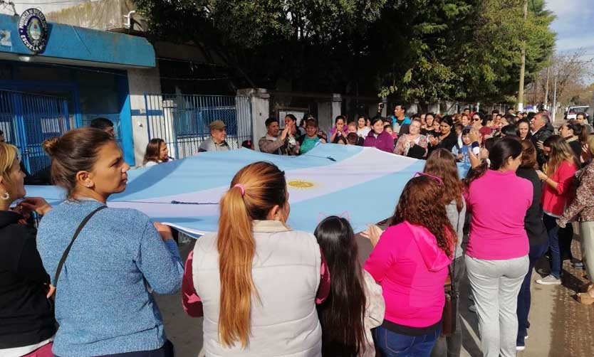 Abrazo simbólico a una escuela que está sin clases por problemas edilicios