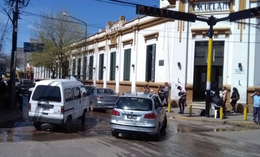 Implementan un sistema para disminuir el caos vehicular a la hora de la entrada a los colegios