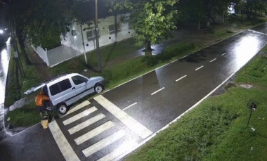 Detienen a un sujeto acusado de robar elementos de un auto estacionado