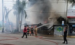 Voraz incendio destruyó un reconocido local gastronómico de Del Viso
