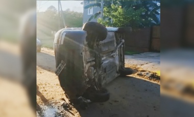 Volcó su auto al esquivar un perro en el barrio Pellegrini