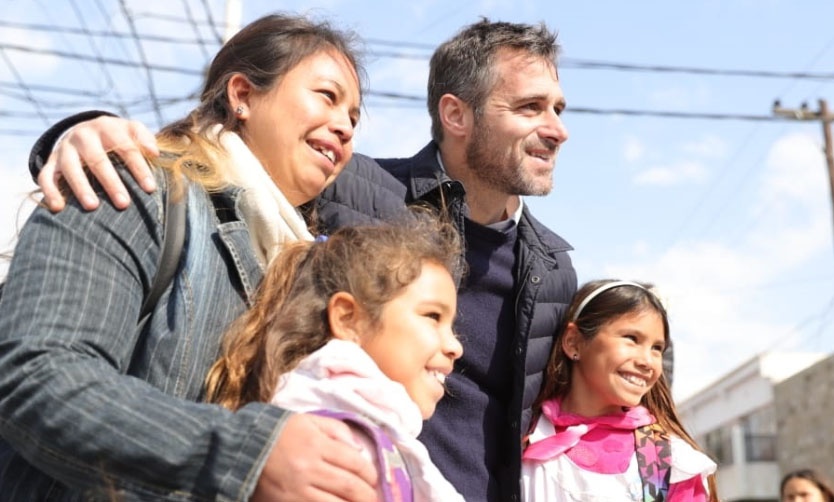 Achával: “Nuestro gobierno municipal le va a garantizar los libros a los alumnos”