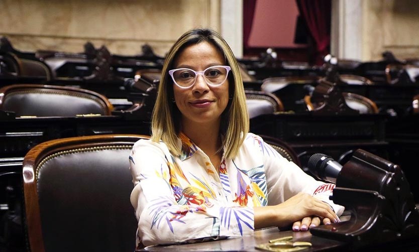 Adriana Cáceres quiere que se detalle cuánto se paga de impuestos en cada compra