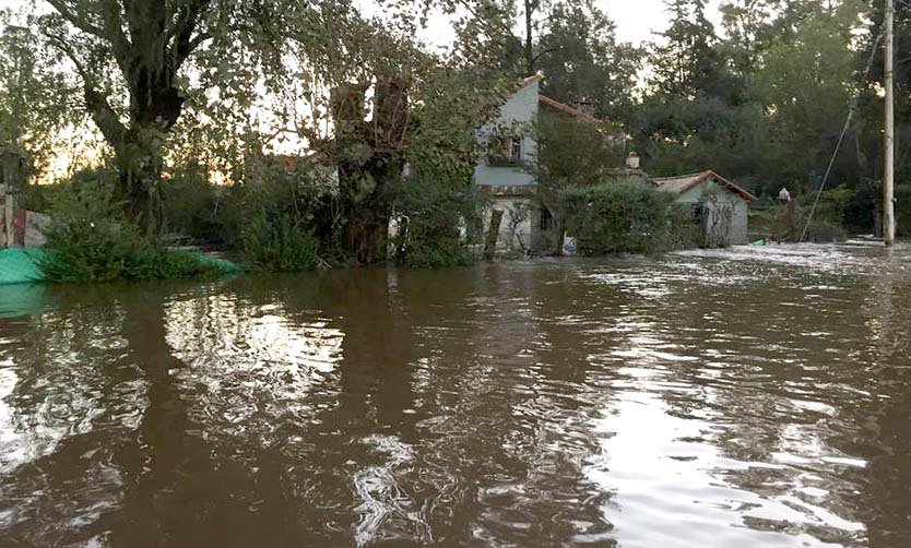 El agua no retrocede y aún hay cien personas evacuadas por las inundaciones