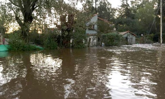 El agua no retrocede y aún hay cien personas evacuadas por las inundaciones