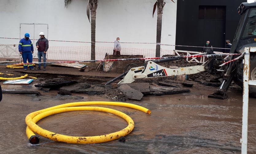 Rotura de un caño dejó sin agua a cientos de viviendas del centro