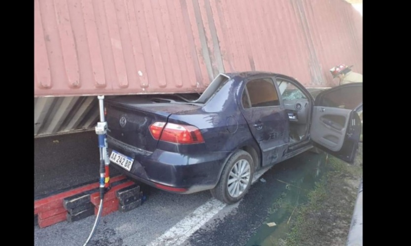 Container aplastó un auto en Panamericana: un herido