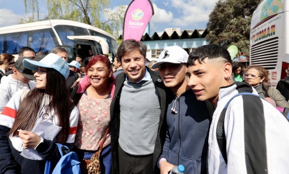 Kicillof acompañó a más de 200 jóvenes que iniciaron sus viajes de fin de curso