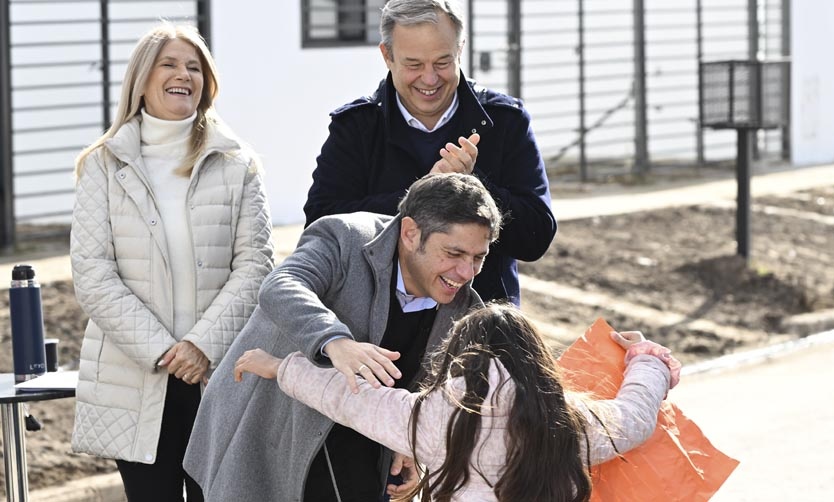 Kicillof y Magario entregaron 110 viviendas a familias de Berazategui