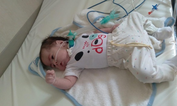 Piden ayuda para un bebé que necesita un respirador y una nueva habitación