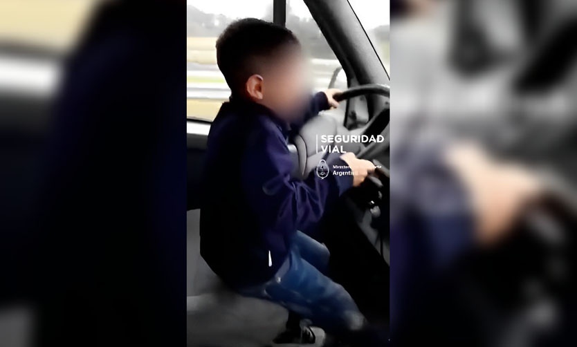 VIDEO - “Dale boludo, llevalo derechito”: filmó a su hijo menor de edad manejando en la autopista