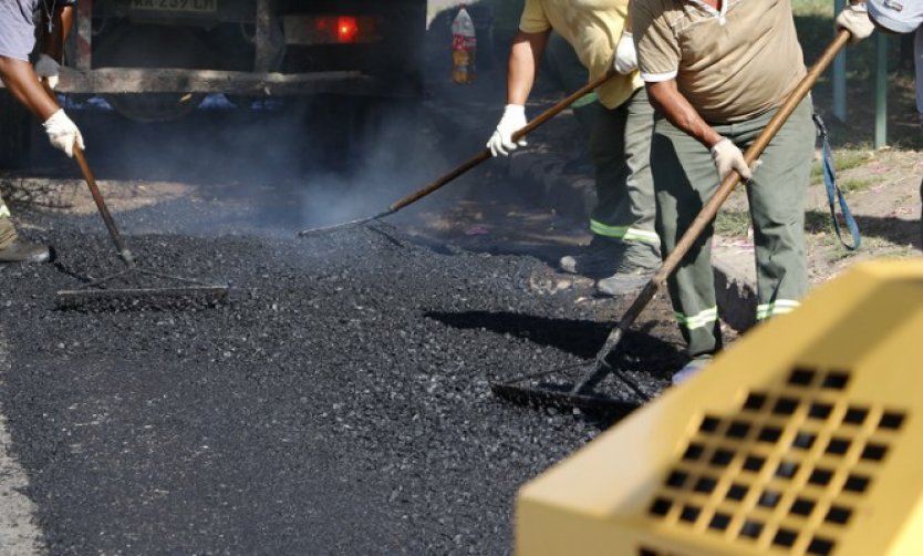 El Municipio continúa bacheando calles de todas las localidades y retoma Saraví