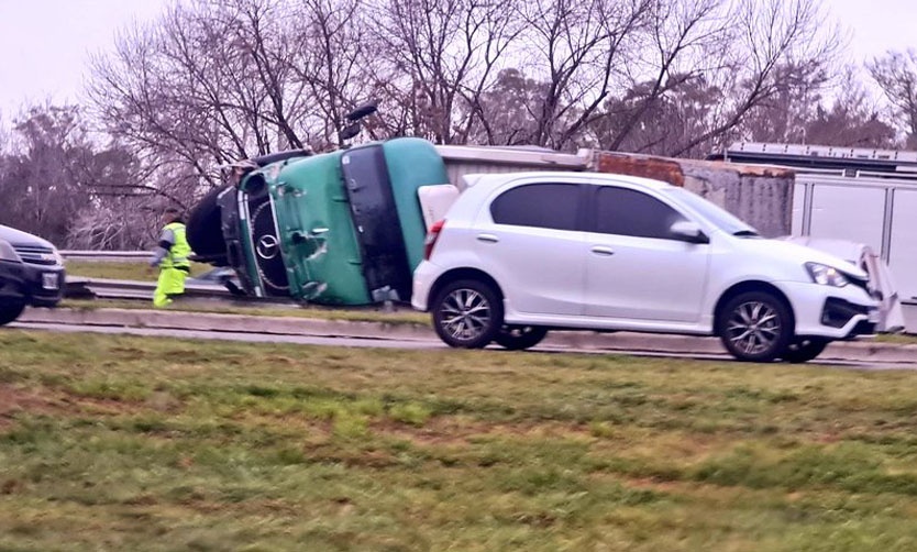 Volcó un camión en la Autopista Panamericana: dos personas resultaron heridas