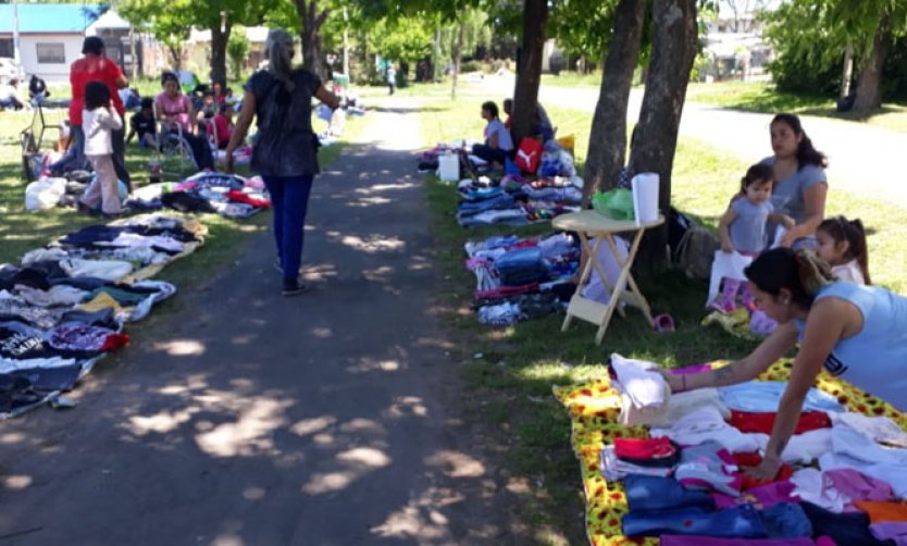 Por la crisis, mujeres decidieron abrir una feria del trueque en Pilar