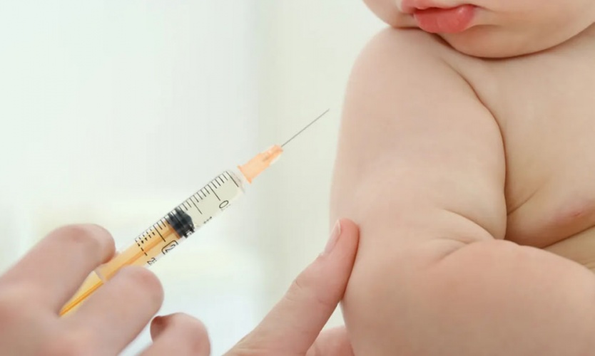 La vacuna contra el COVID en bebés y niños reduce las internaciones por neumonía