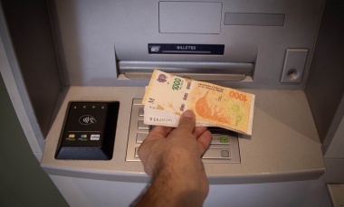 Los estatales ya no están obligados a cobrar los sueldos en el Banco Nación