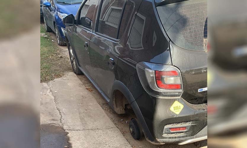 Ladrones roban ruedas de autos a plena luz del día