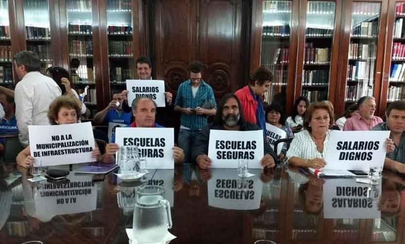 Docentes vuelven a exigir a Vidal que los convoque "urgente" a discutir salarios