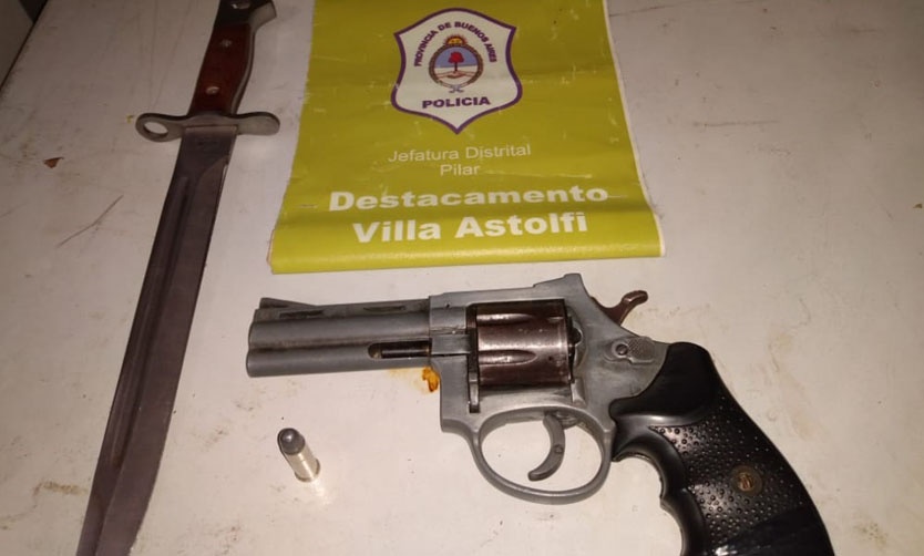 Quedó detenido por amenazar a su expareja con un revólver y un cuchillo