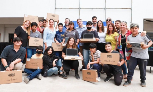 El Municipio continúa con la entrega de netbooks a alumnos de secundarias