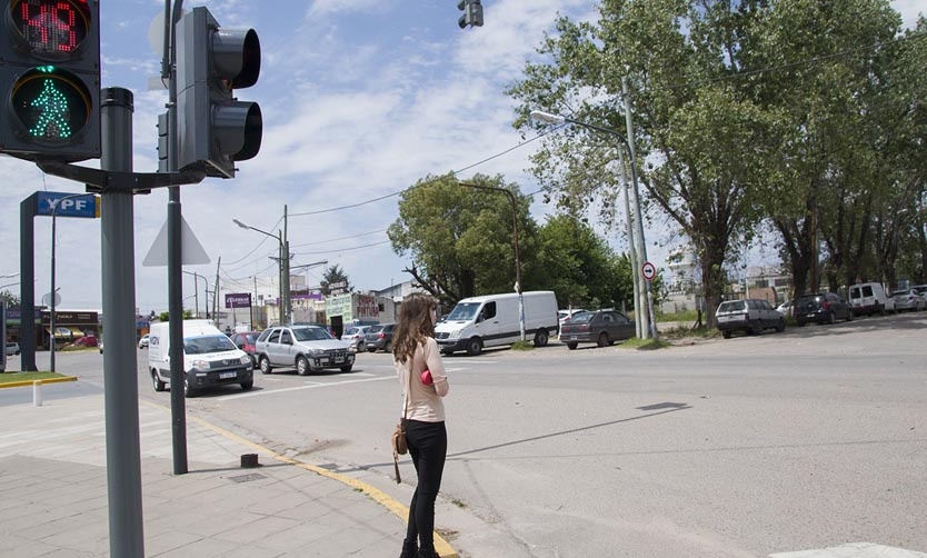 Instalan semáforos para peatones en uno de los ingresos a Pilar