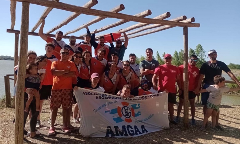 Alumnos de la Escuela Municipal de Guardavidas entrenaron por primera vez en aguas abiertas