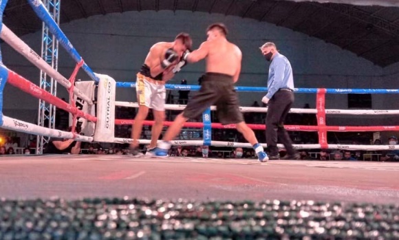 El boxeador derquino Fernando Torres se sube al ring en Luis Guillón