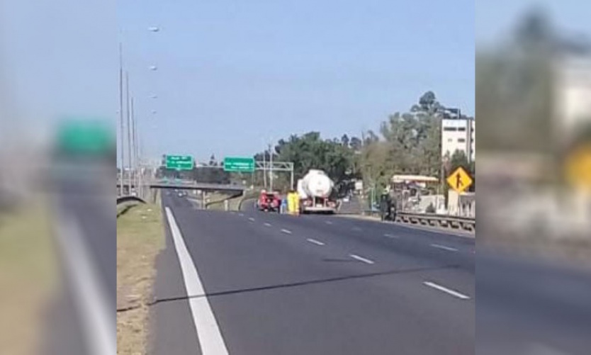 Un camión derramó productos químicos en la Panamericana