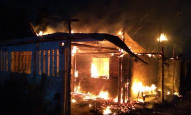 Un voraz incendio destruyó una casa: un bombero resultó herido