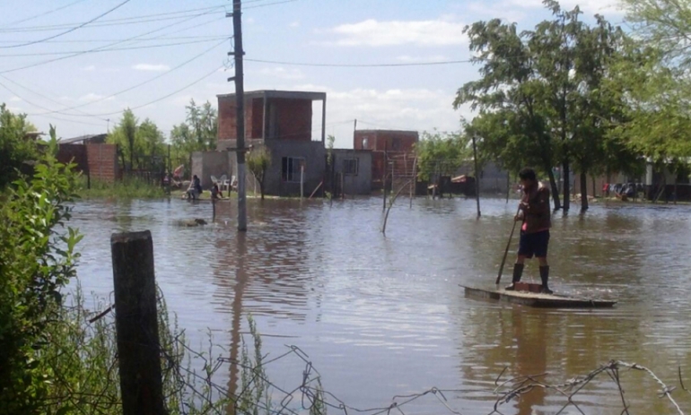 Inundaciones: Vecinos aseguran que tienen el agua dentro de sus casas y el Municipio no los ayuda