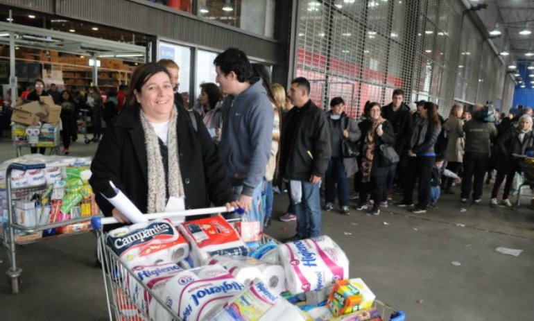 Analizan agregar otro día de descuentos en supermercados con tarjetas del Banco Provincia