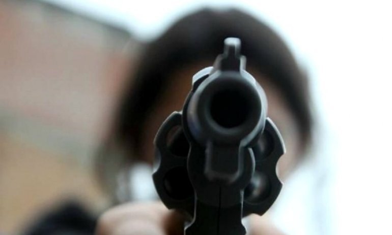 Condenan a un adolescente por portar un arma y amenazar a un policía