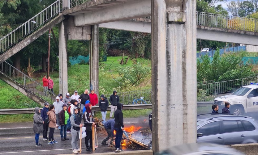 Cortan la Ruta 8 y exigen el arreglo de un puente peatonal: "No vamos a permitir una muerte más"