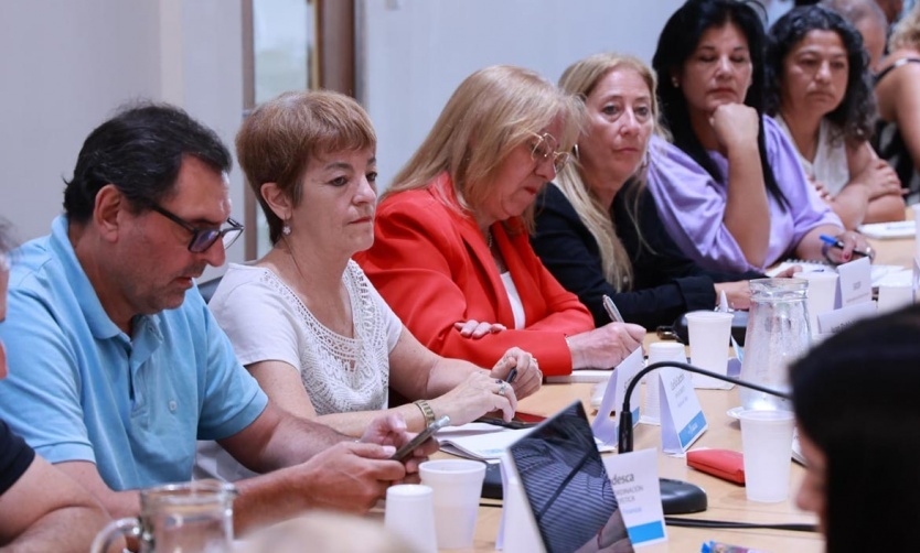 Paritarias: Provincia recibe a docentes y estatales