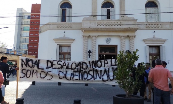 Vecinos llevaron su reclamo a la Municipalidad en rechazo a ser desalojados