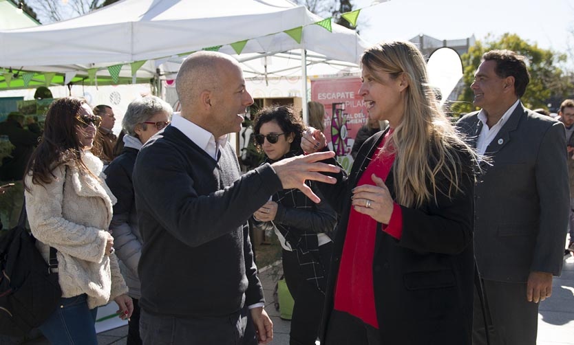 El intendente Ducoté recorrió el tráiler turístico en la Plaza 12 de Octubre