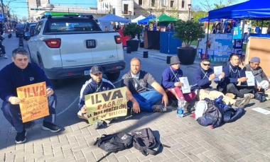 Trabajadores despedidos de Ilva se encadenan para exigir el pago de indemnizaciones