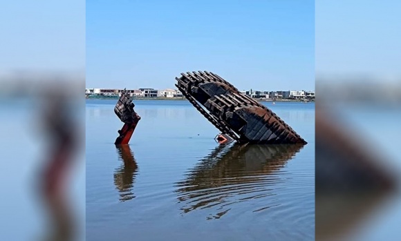 Operario trabajaba con una retroexcavadora en un country, se hundió en un lago y murió