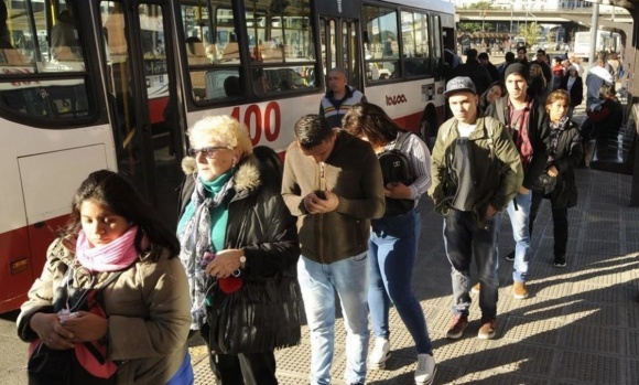AMBA: largas filas y demoras para viajar en colectivo por la reducción del servicio