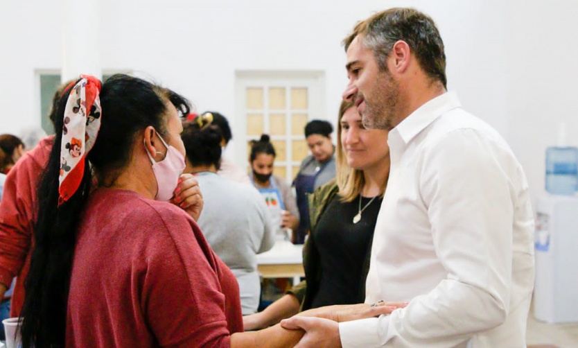 El intendente Achával se reunió con mujeres del taller de Pascua