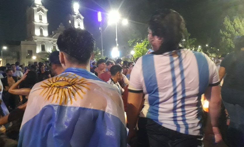 Pilar festejó en el Microestadio y en la Plaza el pase a semifinales de la Selección