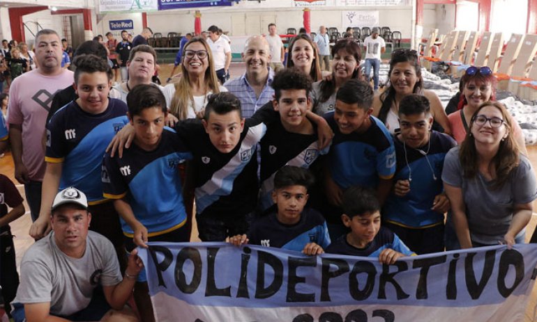 Entregan materiales deportivos a instituciones de Pilar