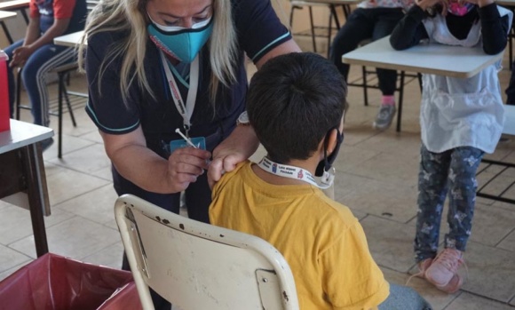 El Gobierno lanzó la campaña de vacunación para que haya “presencialidad plena” en las escuelas